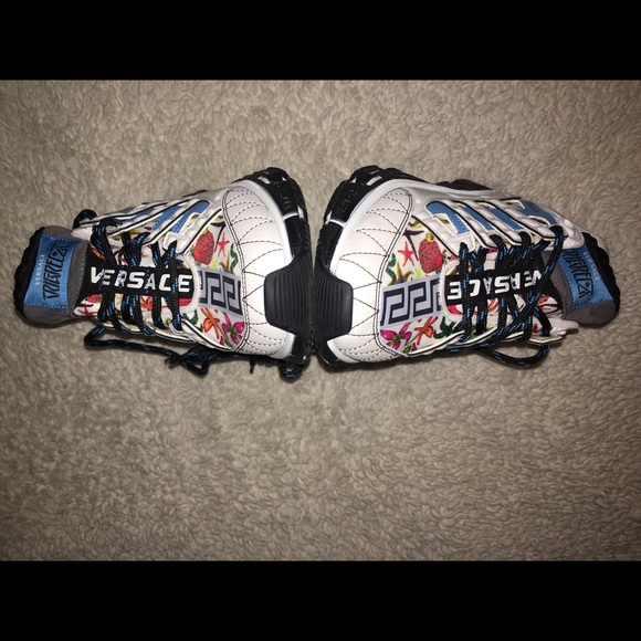 Versace - Picture 9 of 16